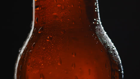 Nahaufnahme-Von-Kondensationstropfen-Auf-Einer-Flasche-Kaltem-Bier-Oder-Erfrischungsgetränk